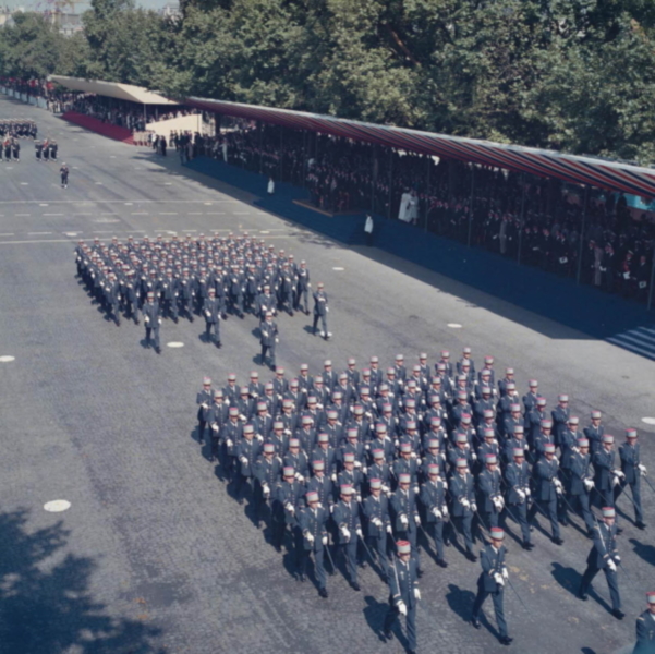5_F 71-308 RC75.jpg - L'ÉMIA promotion 1970-1971 « général Kœnig », devant la tribune des officiels.